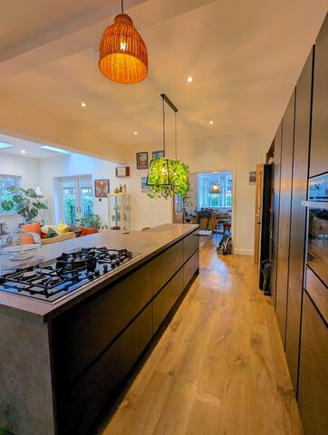 Stylish, spacious 3 ensuite beds gallery image 3