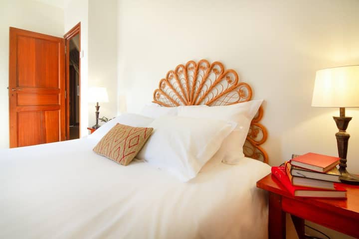 Პირველ სართულზე მდებარე საძინებელში „Rouge-Gorge“ არის ლამაზი ვინტაჟური თავსაფარი და ბაღის ხედები, ასევე, სარგებლობს კონდიციონერით.