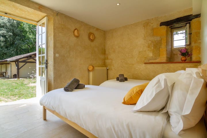 Საძინებელში „პივერტი“ არის ორი ერთადგილიანი საწოლი (90 × 200 სმ) და პატიოს კარი, რომელიც ბაღისკენ მიდის.