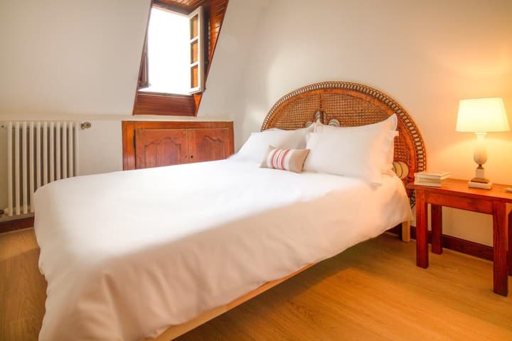 Პირველ სართულზე მდებარე მყუდრო საძინებლიდან „მერლი“ ულამაზესი პანორამული ხედი იშლება აუზსა და დორდონის ხეობის გორაკებზე - ის სარგებლობს კონდიციონერით.