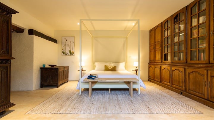 Მთავარ საძინებელში „სიტელი“ არის ოთხპოსტიანი საწოლი, ბაღისკენ მიმავალი პატიოს კარი და ბიბლიოთეკა ფრანგული, ინგლისური და ჰოლანდიური წიგნების შერჩევით.