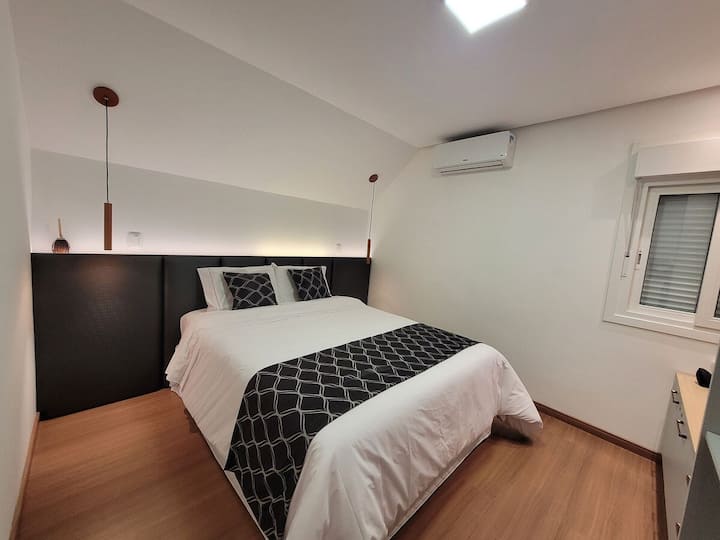 มาสเตอร์สวีทหัวเตียงเชื่อม ไฟ LED เตียงควีนไซส์: ผ้าปูที่นอนผ้านวมคิงไซส์หมอนนาซ่าและปลอกหมอนผ้าฝ้าย 100% ทั้งหมด เครื่องปรับอากาศแบบแยกส่วนร้อนและเย็น หน้าต่างพร้อมไฟดับและวางแผนไว้เพื่อความสะดวกสบายของคุณ