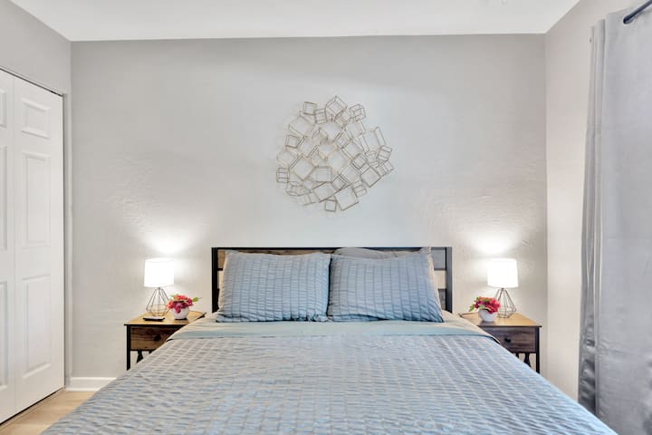 Საძინებელ №1-ში არის ფართო საწოლი Queen-ის ზომის, მაღალი შეფასების მქონე Zinus 12 ინჩიანი წნევის შემსუბუქებით CertiPUR- US სერტიფიცირებული მეხსიერების ქაფის ლეიბი და აყვავებული ფარდები ფანჯრებზე, რომ დაუბრკოლებელი გამაახალგაზრდავებელი ღამის დასვენება შეძლოთ.