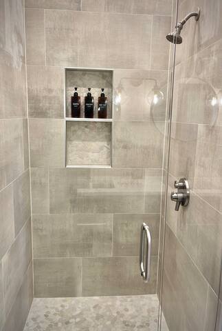 LUX Walk to AVLs TOP restaurants gallery image 5