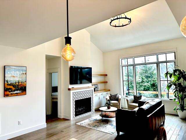 LUX Walk to AVLs TOP restaurants gallery image 3