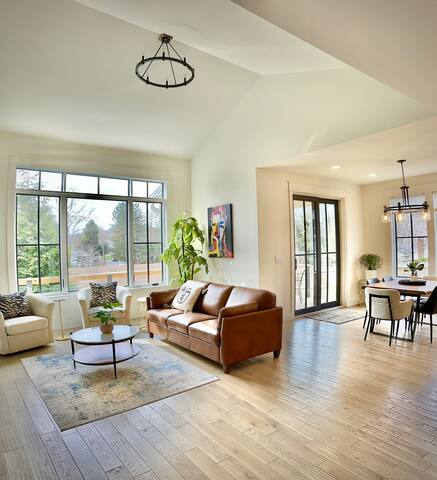 LUX Walk to AVLs TOP restaurants gallery image 4