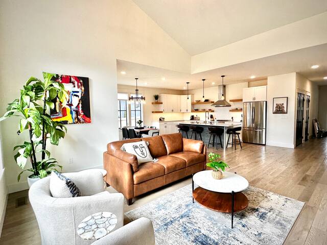 LUX Walk to AVLs TOP restaurants gallery image 2