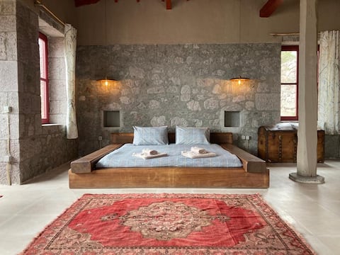 Babakale Cumbalı Ev-Entire Stone House w/ sea view