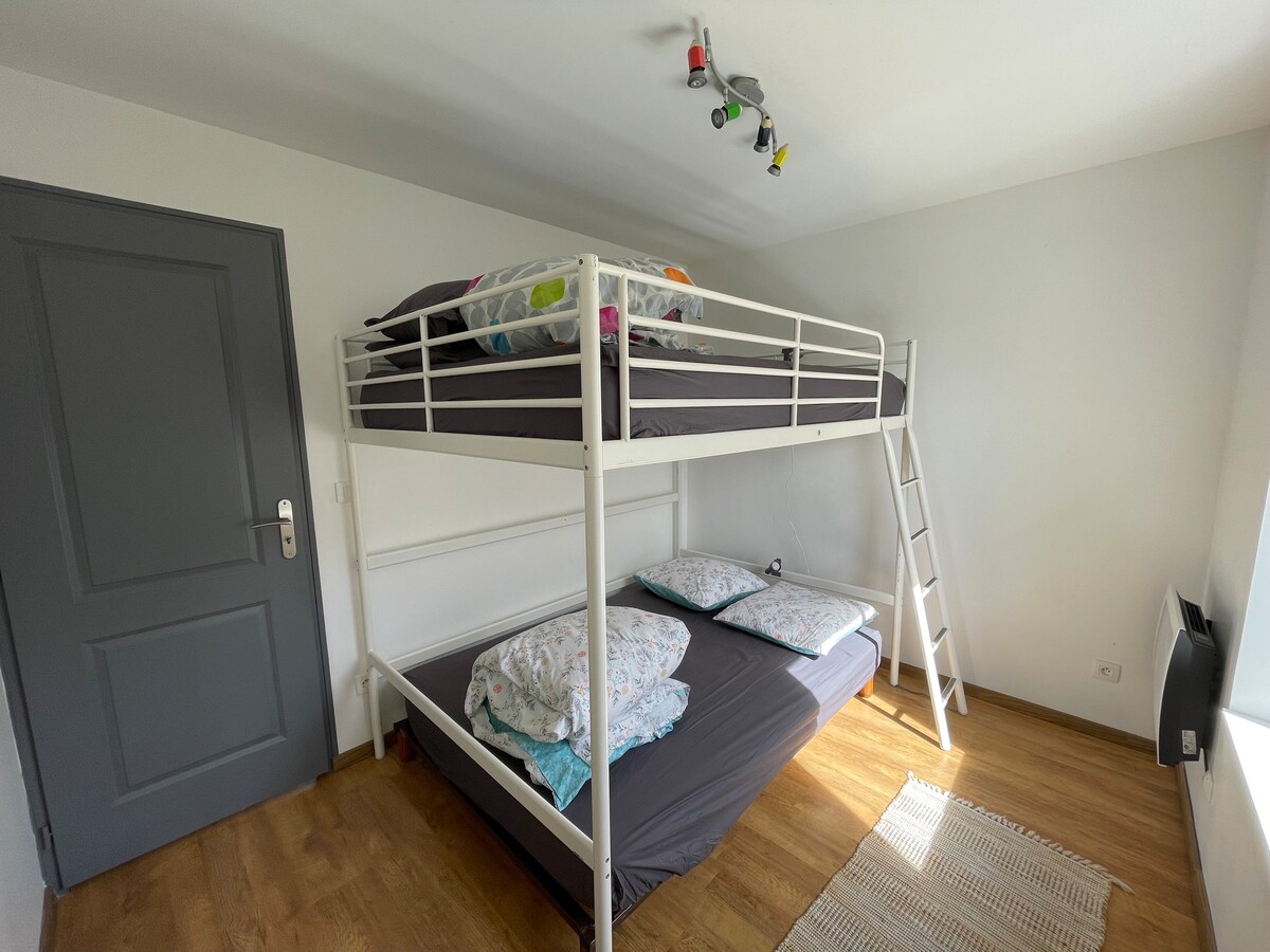 2-miestna mezanínová posteľ a 2-miestna posteľ 