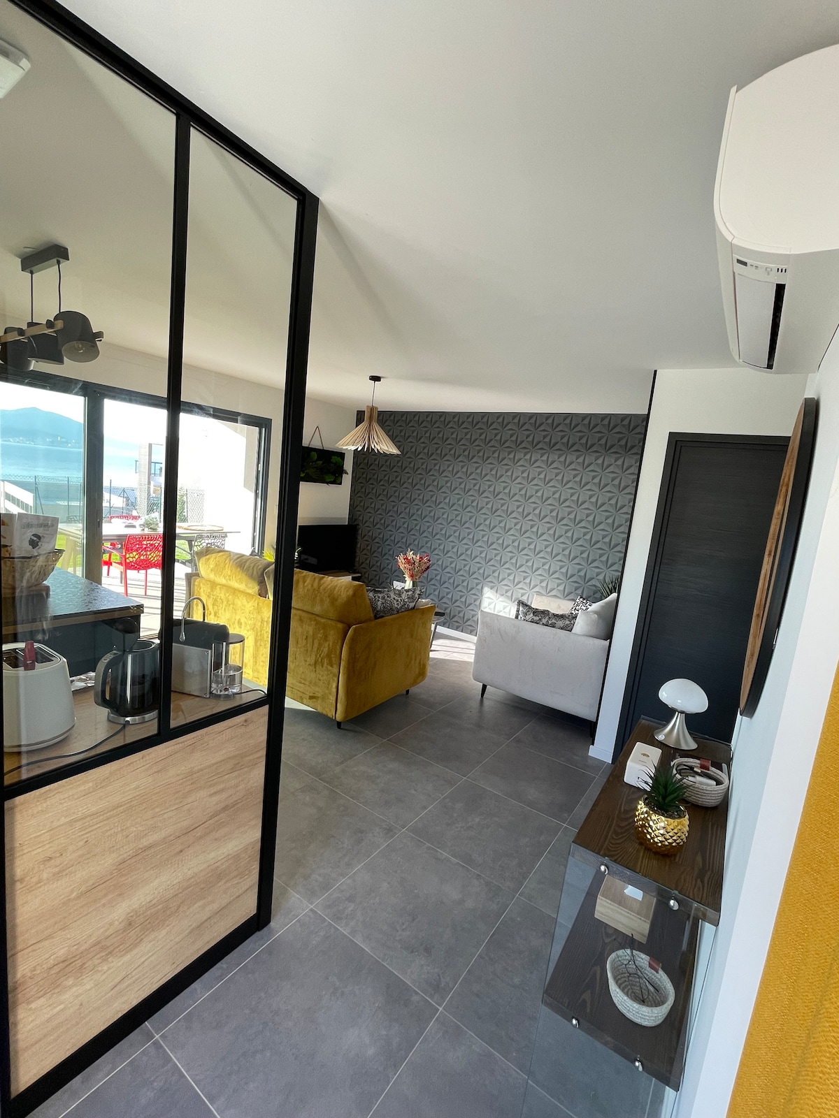 Successful Airbnb property: Apartment + Garden with panoramic sea view in Pietrosella