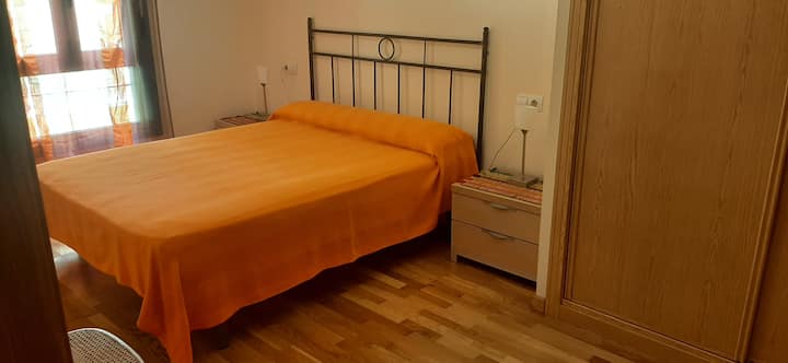 Საძინებელი 2: 1,50 სმ საწოლით და ჩაშენებული სააბაზანოთი.