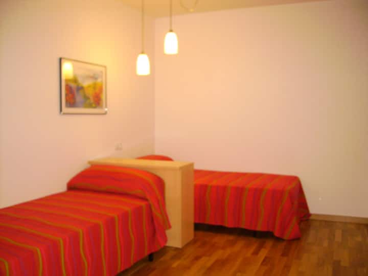 Საძინებელი 1: 2 × 0,90 სმ საწოლი.