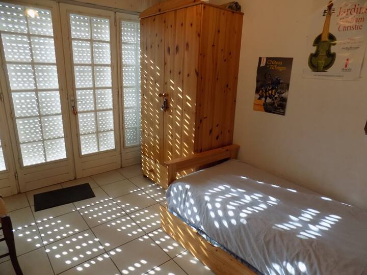 chambre avec douche et lavabo; lit 1 ou 2 places à tiroir