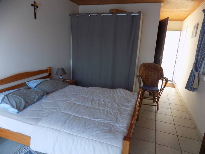 studio indépendant avec douche et lavabo + WC séparé