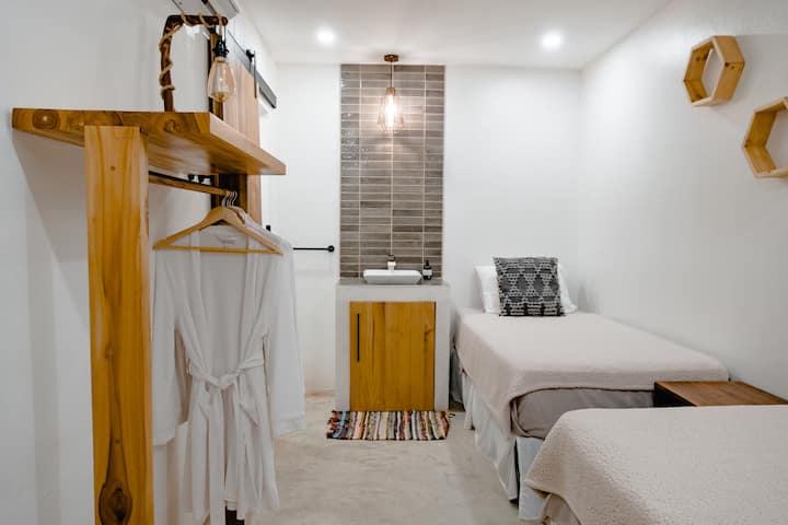 חדר 6 - 2 מיטות יחיד עם שירותים 