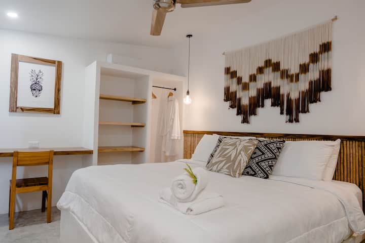 חדר 3 - מיטת קינג עם שולחן משרדי