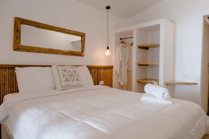 חדר 1 - מלכה עם נוף לים 