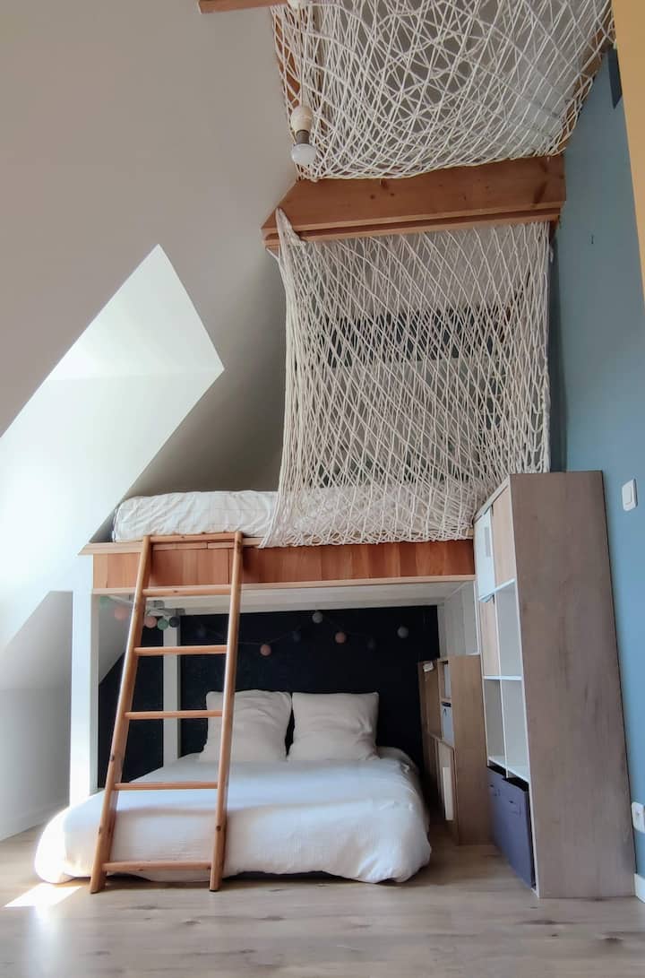 Дупли кревети на спрат во студентскиот дом 