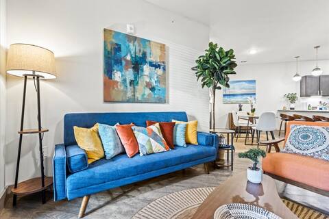Quiet 2BR Lake Oasis • Pool/Gym/Indoor Parking