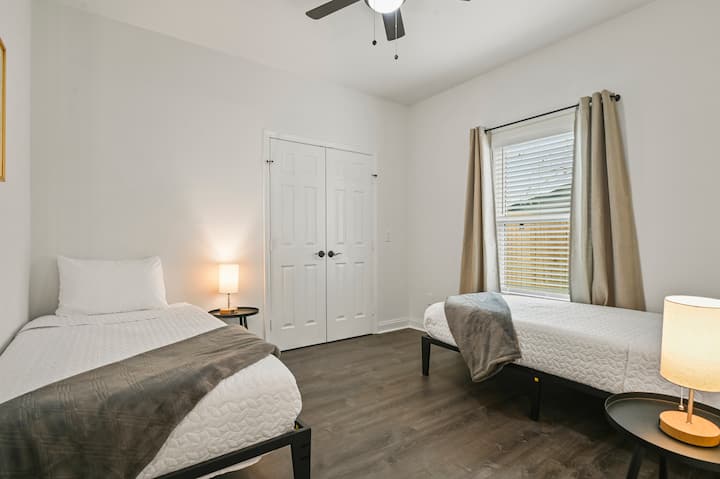 غرفة النوم 2: سريران متماثلان مع منافذ شحن على مصابيح الطاولة