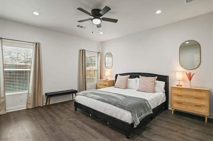 سرير بحجم كبير في غرفة نوم أساسية كبيرة