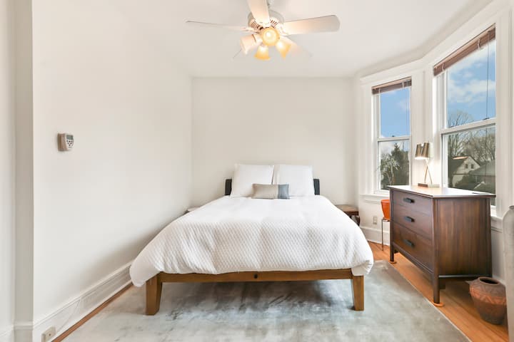 Спалня с легло Queen Thuma.