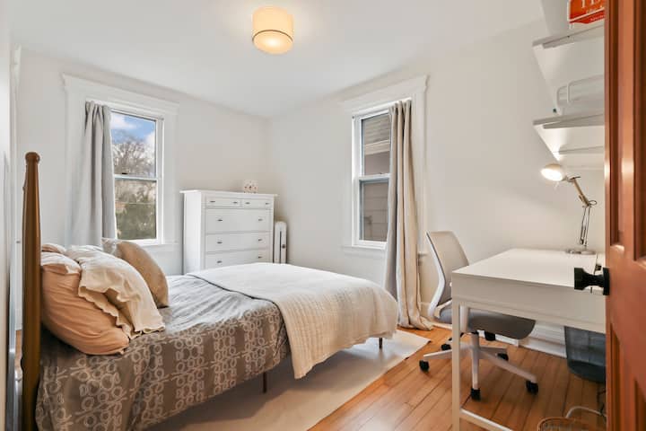 Стая с пълно легло и бюро.