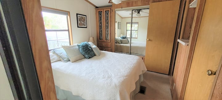 ห้องนอนใหญ่พร้อมที่เก็บตู้เสื้อผ้าขนาดใหญ่