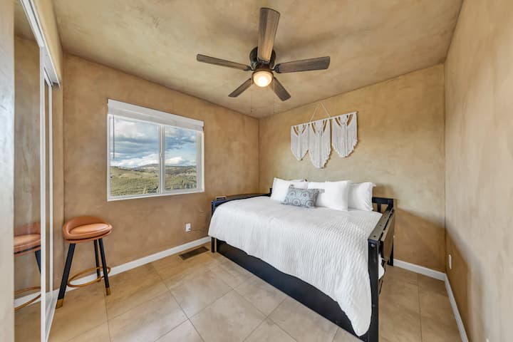 Dhoma e tretë e gjumit ka një Trundle të plotë dhe dyshe.