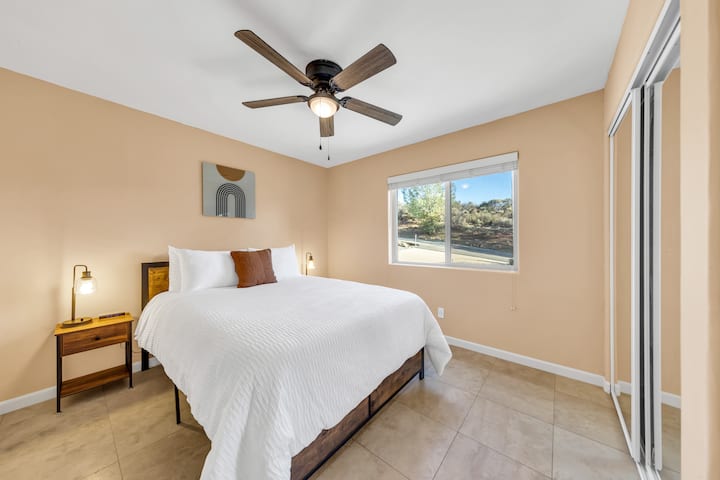 Dhoma e dytë e gjumit në katin kryesor ka një dyshek shumë të rehatshëm "queen Nektar".