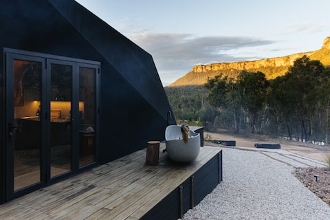 'Ligo' - With outdoor bath and escarpment views