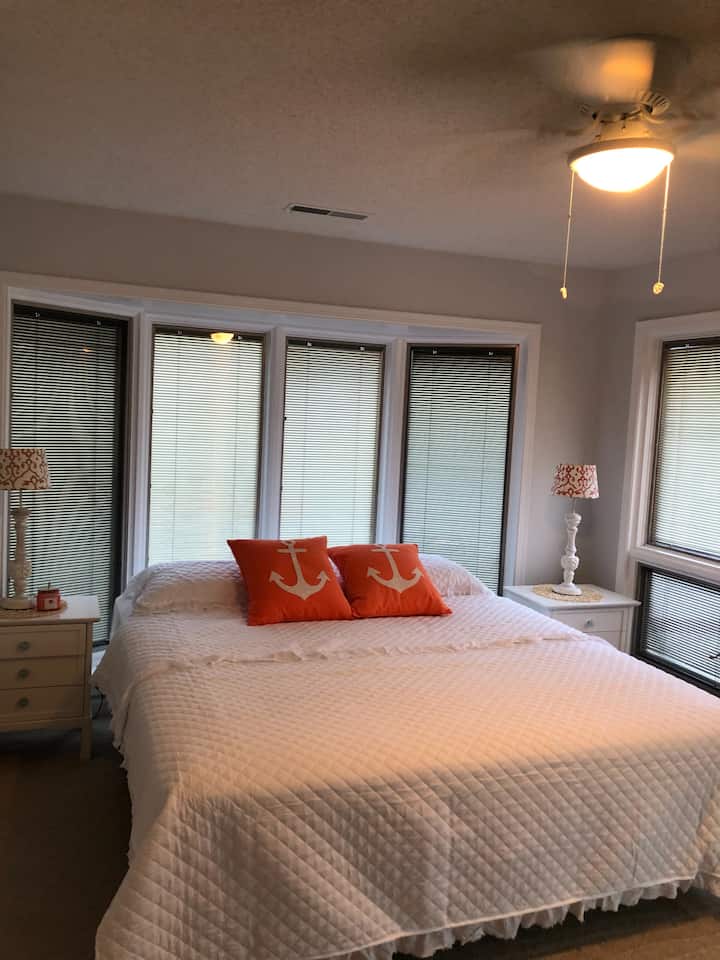 Master Bed Room
King Size Bed
Dresser
Closet
Ceiling Fan
Lake View