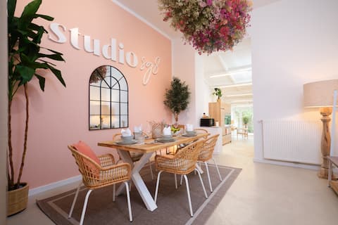 Mediterranean flair near cathedral for 8, terrace