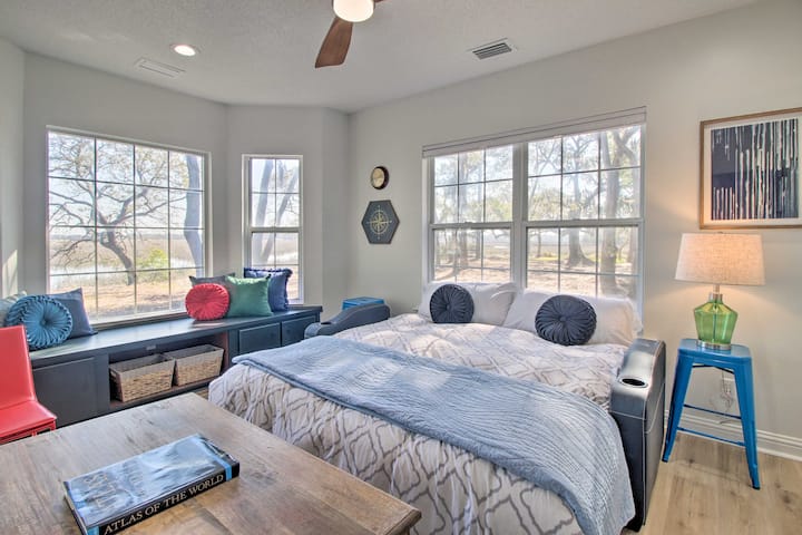 Each of the couches pull out to a queen-sized bed. There's still plenty of room to move around the room once you make up the bed.
