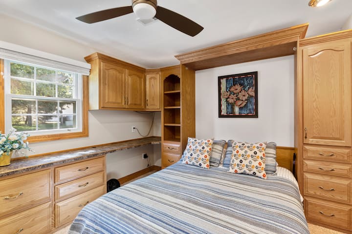 חדר שינה שני עם מיטת קווין סייז,