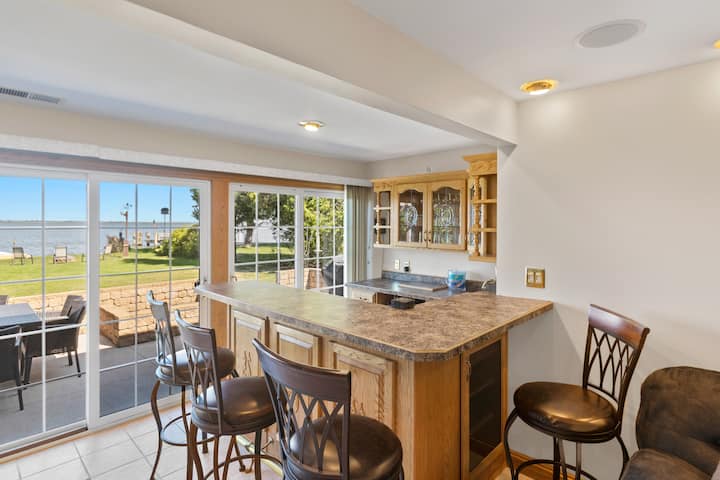 חדר המשפחה כולל בר רטוב עם מקרר ונוף מדהים לאגם. 