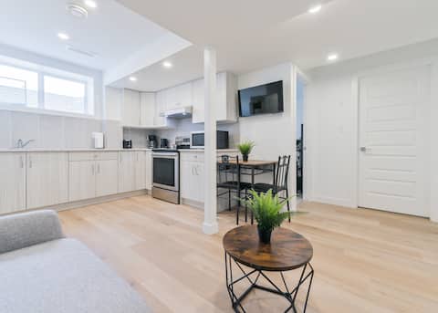 Top Airbnb: Charming Suite | Roku TV | 10 mins to Airport in Cityscape