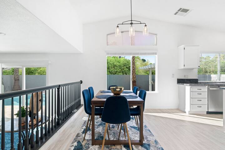 Vegas Luxury: King Suite, 10 Beds, Pool, Poker Gem gallery image 4