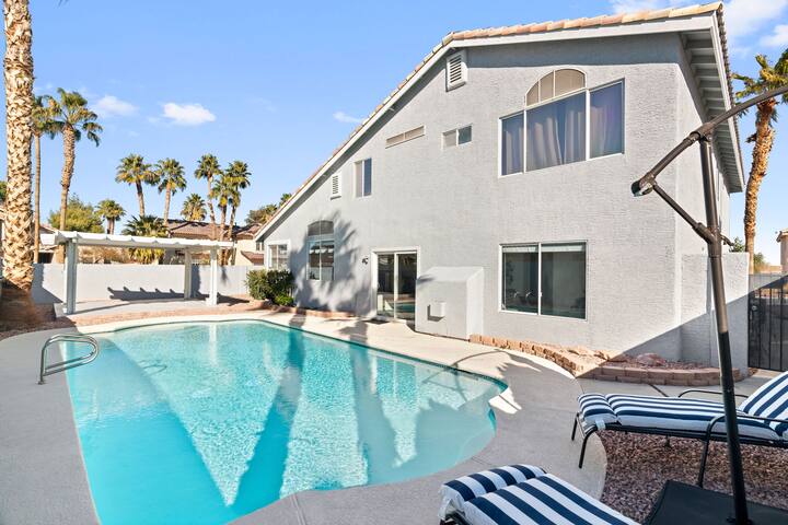 Vegas Luxury: King Suite, 10 Beds, Pool, Poker Gem gallery image 3