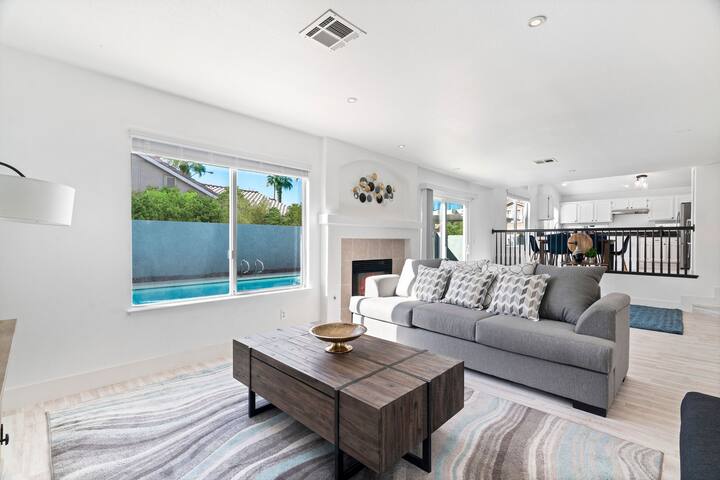 Vegas Luxury: King Suite, 10 Beds, Pool, Poker Gem gallery image 2