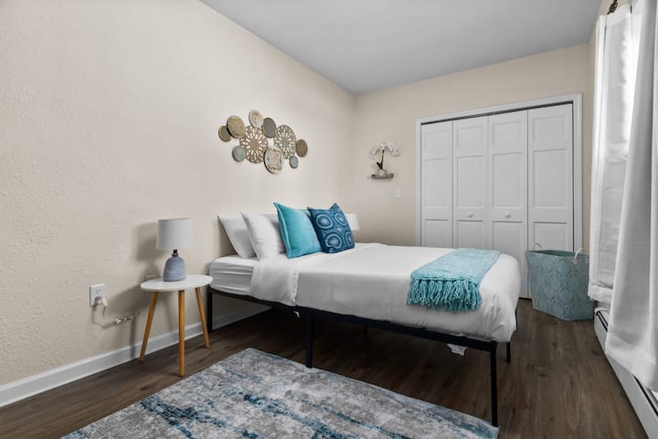 Segundo dormitorio tamaño queen con mesitas de noche y armario grande. TV Roku de 43pulgadas.