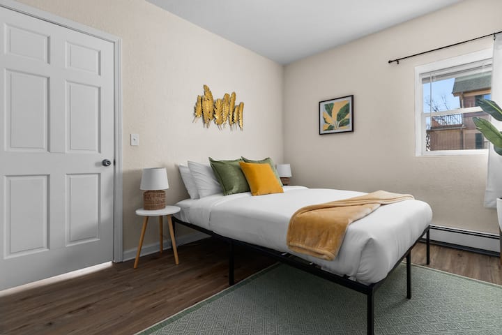 Tercer dormitorio tamaño queen con mesitas de noche y armario grande. TV Roku de 43pulgadas.