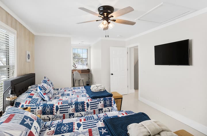 Два брачни кревета со луксузна постелнина. 43-инчен LG паметен телевизор. Секоја спална соба има полнач за Bluetooth звучник со будилник, вклучувајќи два приклучни приклучоци плус USB и USB-C порти. 