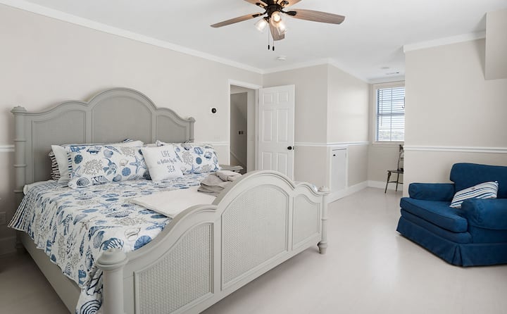 Брачен кревет (широк 150-179 см) со луксузна постелнина. Вгнездете термостат за лесно да ја контролирате температурата на горниот кат. Прочитајте книга на преголемиот стол. Секоја спална соба има полнач за Bluetooth звучник со будилник, вклучувајќи два приклучни приклучоци плус USB и USB-C порти. Вентилатори за ловци во секоја соба.