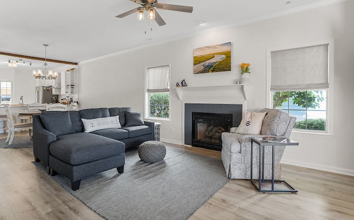 Кауч за спиење со брачен кревет (обезбедени се луксузни постелнини и перници) и камин на плин. Вентилатор за ловење со контрола на вентилаторот/светлината за лесно прилагодување на LED светлата и брзината на вентилаторот. 