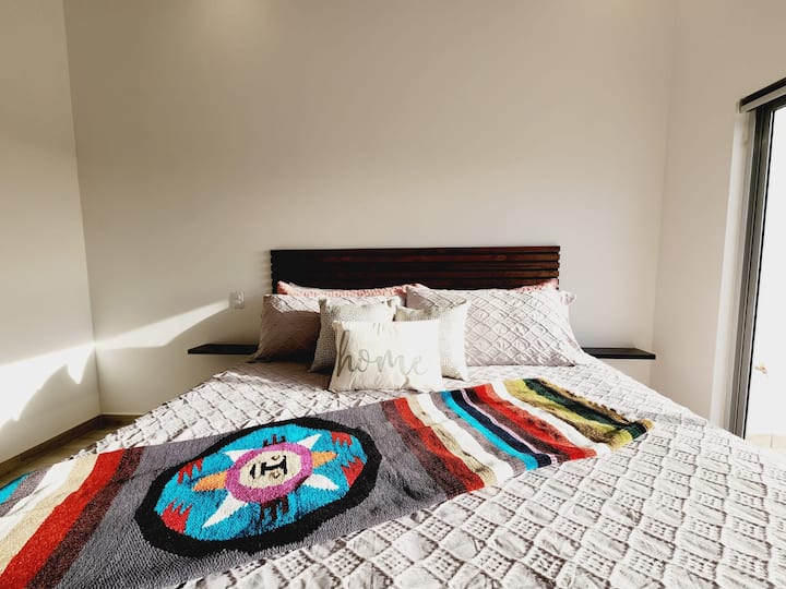 Ocean View Jr. Master Suite avec lit king, salle de bain privée attenante privée et balcon