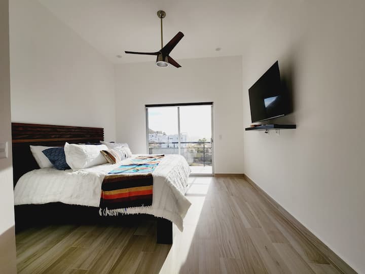 Suite parentale avec vue sur l'océan, lit King Size, salle de bain privée et balcon