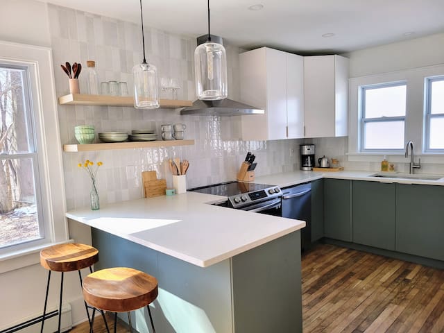 Modern Cottage-Perfect for Families! gallery image 2