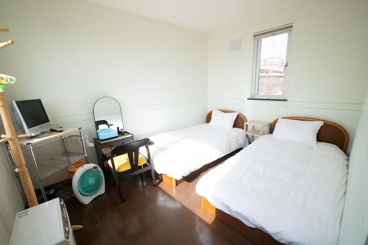 ห้องนอนแต่ละห้องมีเตียงเดี่ยวสองเตียง