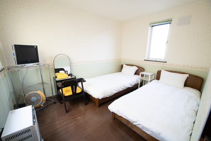 ห้องนอนแต่ละห้องมีเตียงเดี่ยวสองเตียง